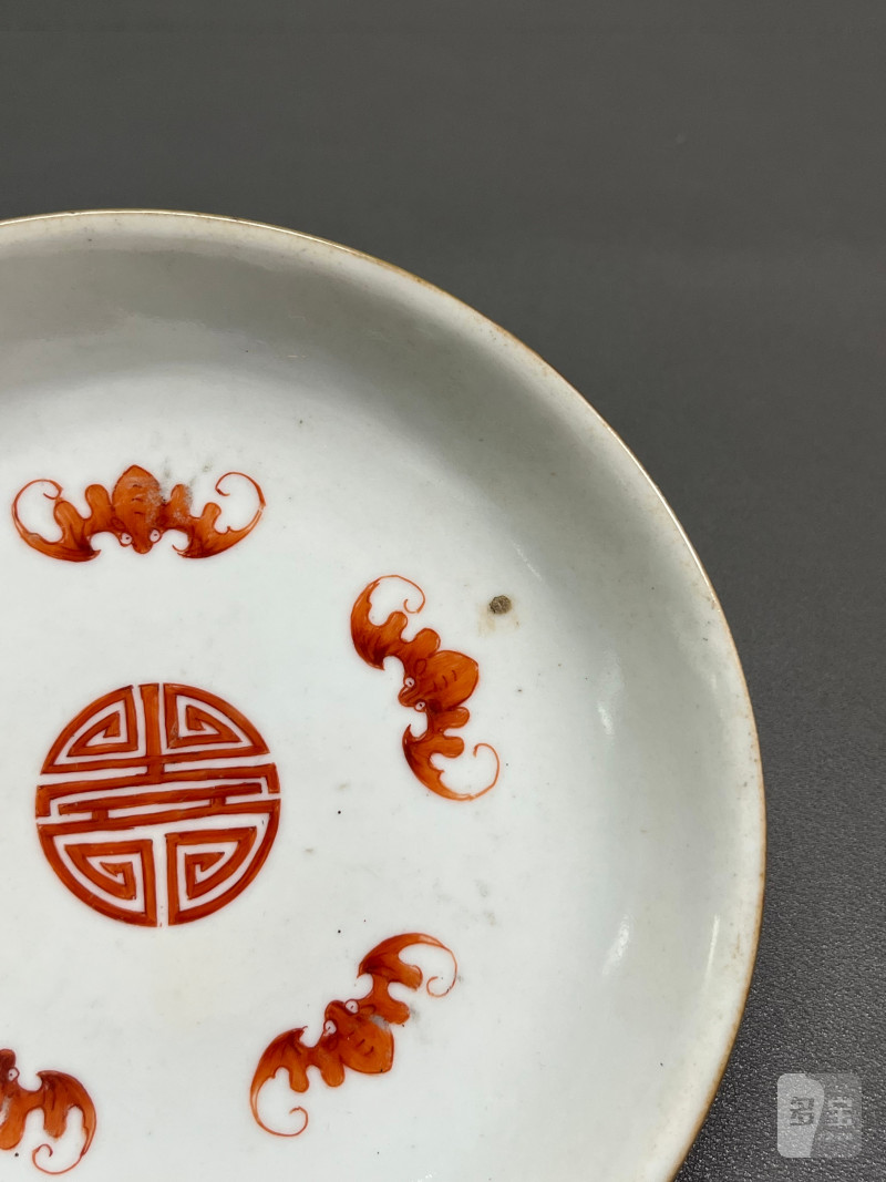 清嘉庆  矾红描金缠枝莲纹开光万寿无疆纹盘 - 图4